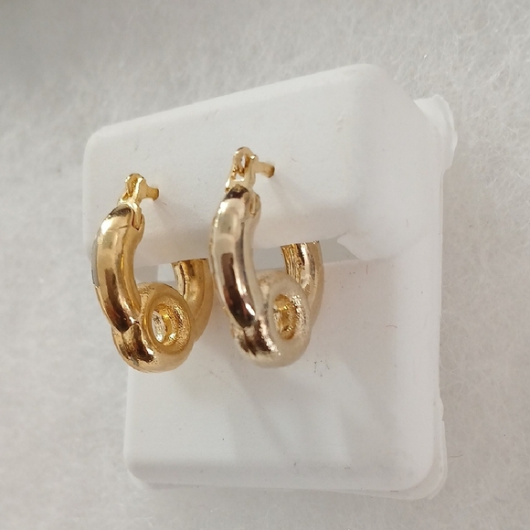 Elegant Gold Hoop Earrings - Picture 2 of 4